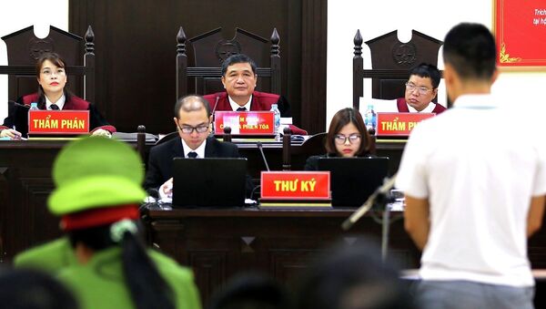 Chủ tọa phiên tòa Nguyễn Vinh Quang xét hỏi các bị cáo. - Sputnik Việt Nam