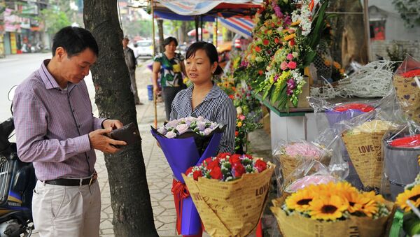 Người dân thành phố Ninh Bình mua hoa làm quà tặng ngày 8/3. - Sputnik Việt Nam