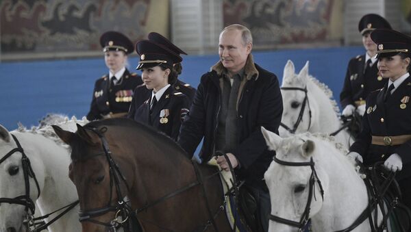 Ông Putin đi vòng quanh thao trường trên một con ngựa trong đội tuần tra của cảnh sát - Sputnik Việt Nam