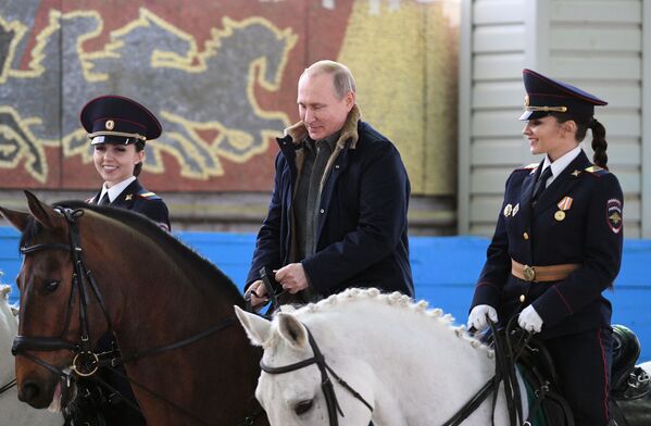 Tổng thống Nga Vladimir Putin cưỡi ngựa trong chuyến thăm Trung đoàn Cảnh sát số 1 của Sở Nội vụ thành phố Moskva - Sputnik Việt Nam