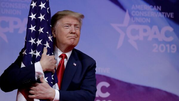 Tổng thống Donald Trump với lá cờ Mỹ tại Hội nghị Hành động Chính trị Bảo thủ - Sputnik Việt Nam