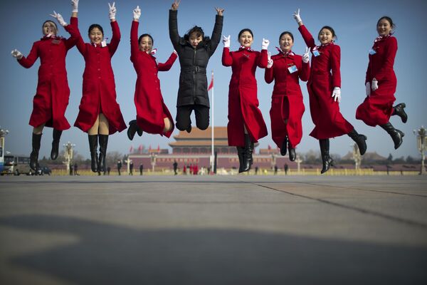 Những cô gái tiếp viên tại Quảng trường Thiên An Môn ở Bắc Kinh trong phiên họp thường niên của Đại hội đại biểu Nhân dân toàn quốc - Sputnik Việt Nam