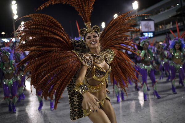 Cô gái đến từ trường samba Grande Rio biểu diễn tại lễ hội ở Rio de Janeiro, Brazil - Sputnik Việt Nam