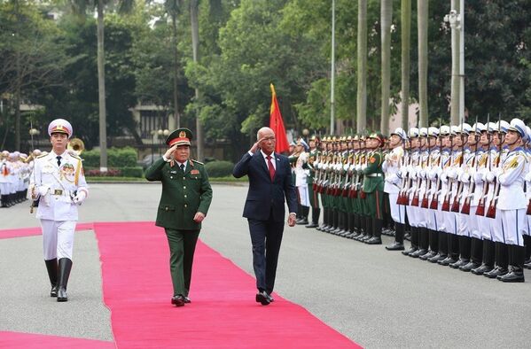 Đại tướng Ngô Xuân Lịch và Bộ trưởng Delfin Negrillo Lorenzana duyệt đội danh dự tại lễ đón. - Sputnik Việt Nam