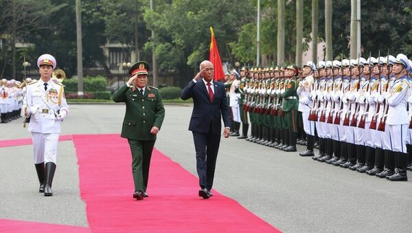 Đại tướng Ngô Xuân Lịch và Bộ trưởng Delfin Negrillo Lorenzana duyệt đội danh dự tại lễ đón. - Sputnik Việt Nam