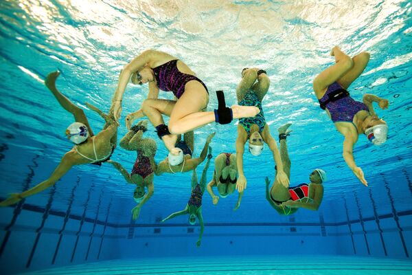 Các vận động viên đội tuyển quốc gia Nga về bơi nghệ thuật trong buổi tập tại Trung tâm huấn luyện đội tuyển quốc gia Hồ tròn ở ngoại ô Moskva. - Sputnik Việt Nam