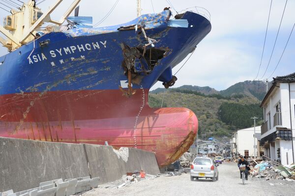 Tàu chở hàng 4724 tấn Asia Symphony bị hất lên bờ biển, hậu quả của trận sóng thần năm 2011 tại Nhật Bản - Sputnik Việt Nam
