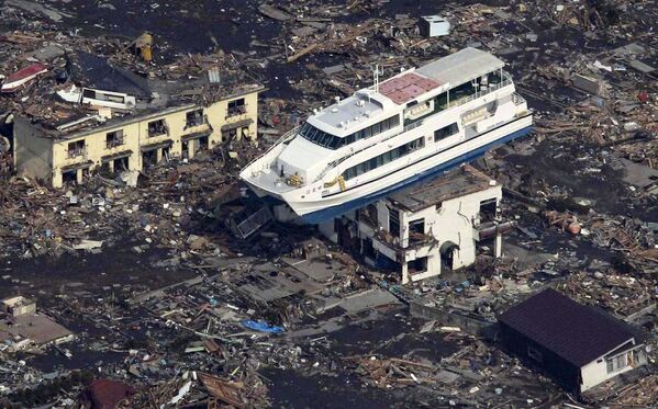 Du thuyền trên nóc tòa nhà ở thành phố Otsuchi sau trận động đất và sóng thần ngày 11 tháng 3 năm 2011 tại Nhật Bản - Sputnik Việt Nam