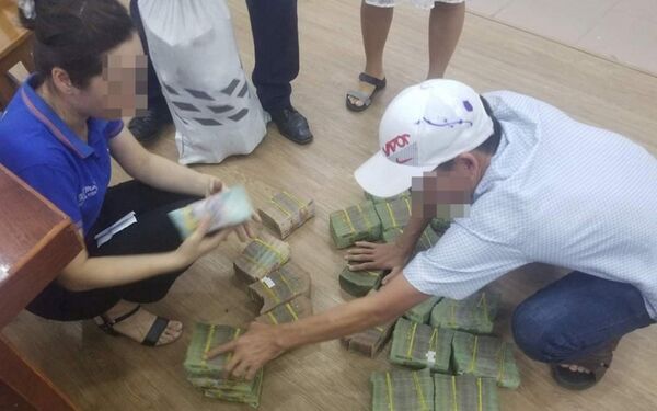 Người mua đất xuống tiền tại sàn giao dịch Người mua đất xuống tiền tại sàn giao dịch - Sputnik Việt Nam
