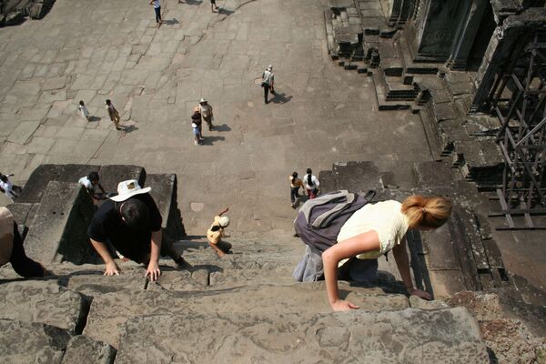 Cầu thang có độ dốc 70 độ trong quần thể đền thờ Angkor Wat, Campuchia - Sputnik Việt Nam