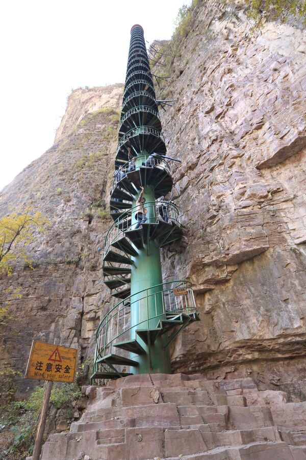 Cầu thang xoắn ốc ở vùng núi Thái Hành Sơn - Sputnik Việt Nam
