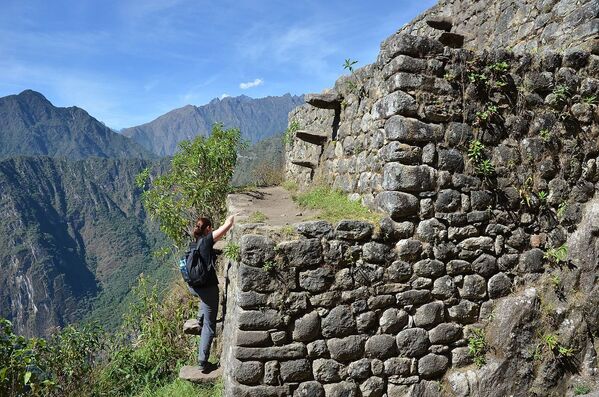 Cầu thang trên sườn núi Huayna Picchu ở Peru - Sputnik Việt Nam