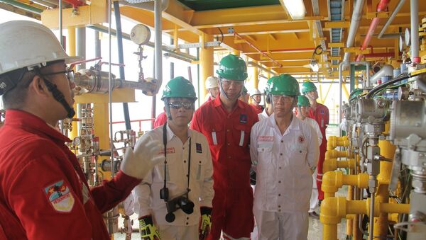 Lãnh đạo PVN, Vietsovpetro kiểm tra công tác đón dòng dầu đầu tiên tại mỏ Cá Tầm - Sputnik Việt Nam