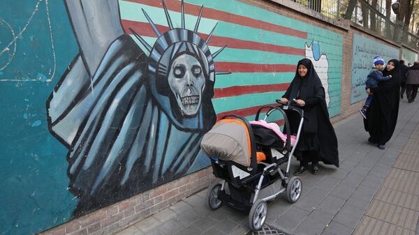 Граффити, изображающее Статую свободы в черепом вместо лица, в центре Тегерана, Иран - Sputnik Việt Nam