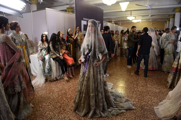 Người mẫu trong hậu trường tại Tuần lễ thời trang Pakistan - Sputnik Việt Nam