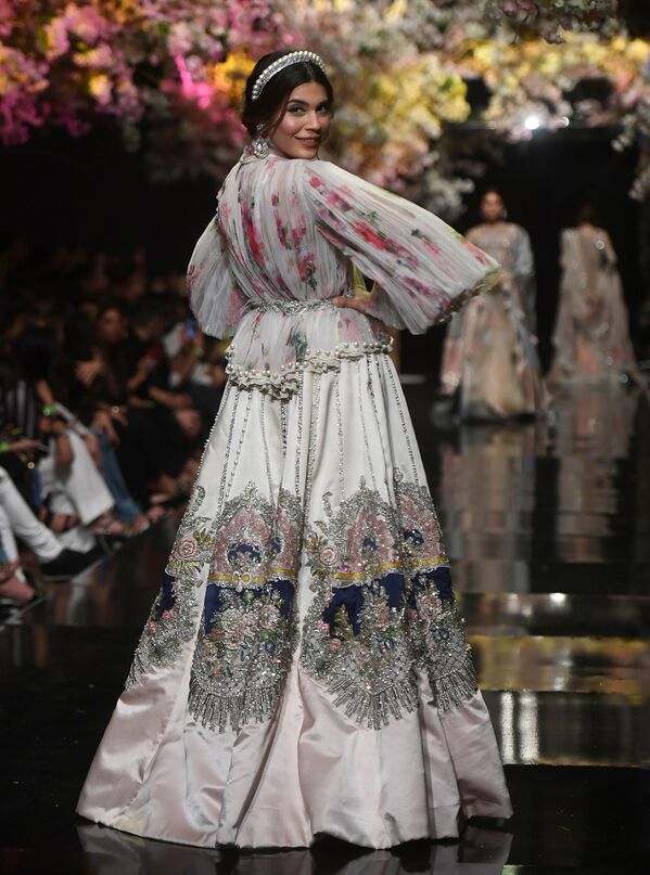 Người mẫu trình diễn sản phẩm của nhà mốt Sana Safinaz tại Tuần lễ thời trang Pakistan, Karachi - Sputnik Việt Nam