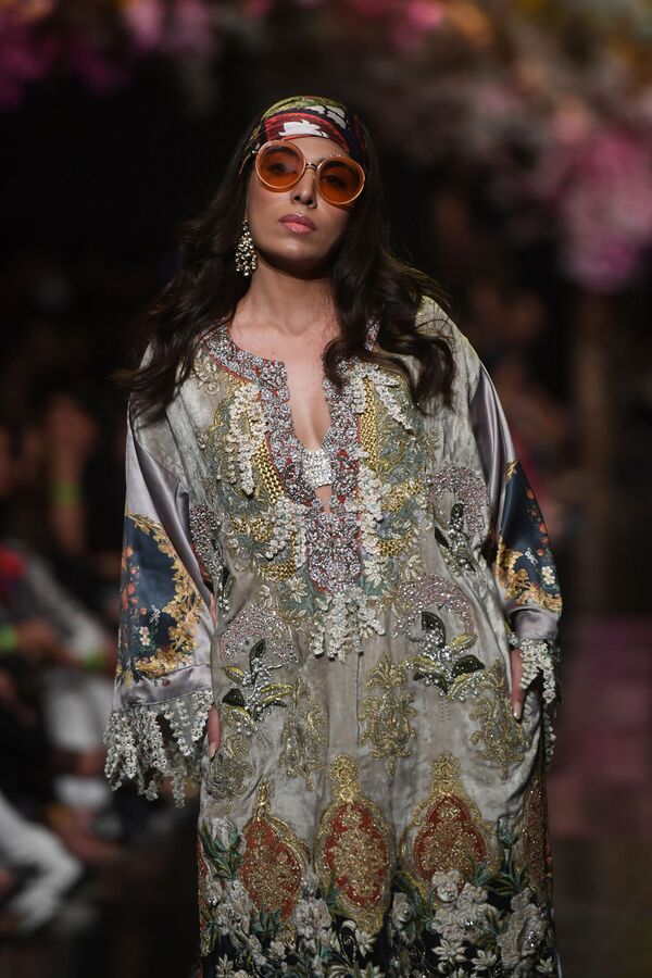Người mẫu giới thiệu bộ sưu tập của nhà mốt Sana Safinaz tại Tuần lễ thời trang Pakistan, Karachi - Sputnik Việt Nam