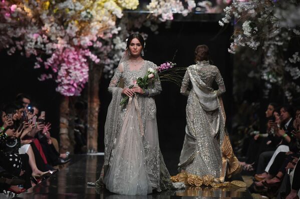 Người mẫu giới thiệu bộ sưu tập của nhà mốt Sana Safinaz tại Tuần lễ thời trang Pakistan, Karachi - Sputnik Việt Nam