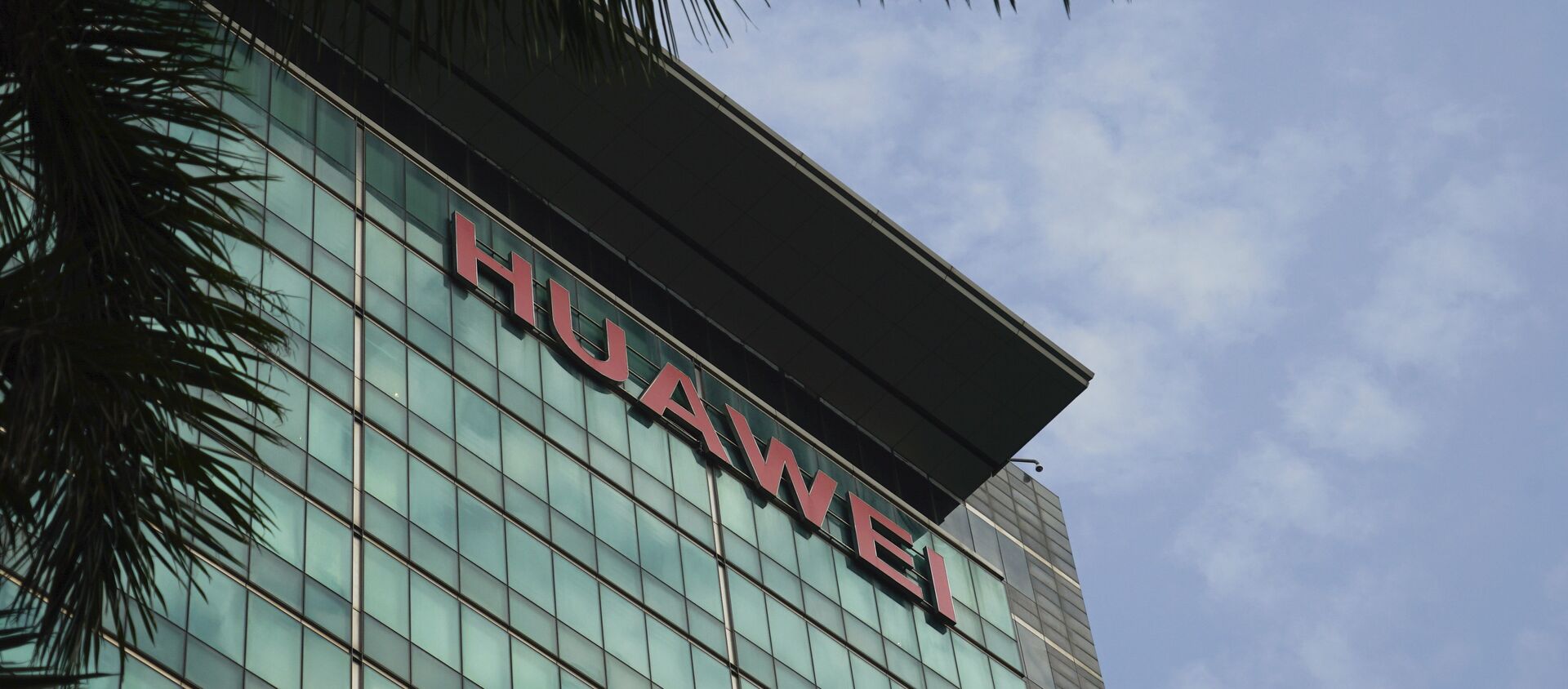 In this March 13, 2018, photo, the logo of Huawei is displayed at its headquarters in Shenzhen in southern China's Guangdong Province. - Sputnik Việt Nam, 1920, 24.04.2020