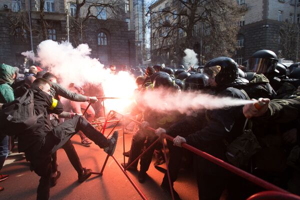 Столкновения между националистами и сотрудниками полиции возле здания администрации президента Украины в центре Киева - Sputnik Việt Nam