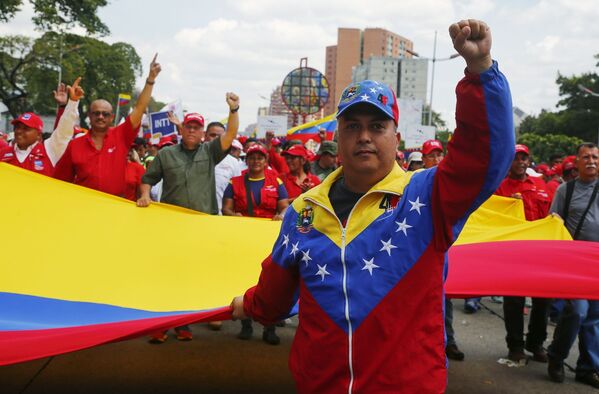 Участники акции в поддержку легитимного президента Венесуэлы Николаса Мадуро в Каракасе - Sputnik Việt Nam