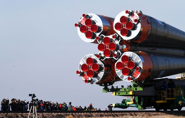Транспортировка ракеты-носителя Союз-ФГ с пилотируемым кораблем Союз МС-12 на стартовую площадку космодрома Байконур - Sputnik Việt Nam