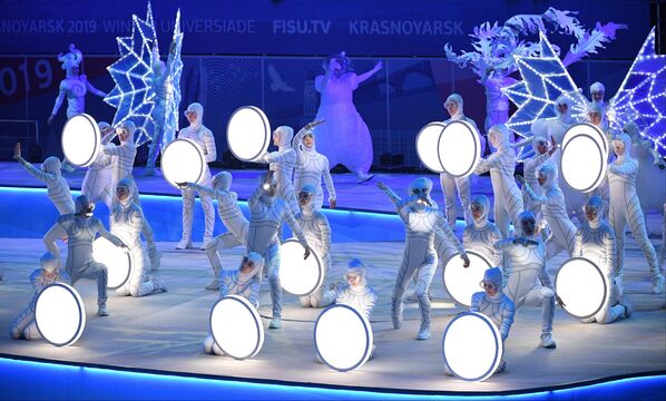Участники церемонии закрытия XXIX Всемирной зимней Универсиады 2019 в Красноярске - Sputnik Việt Nam