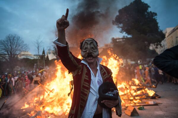 Участник марсельского карнавала La Plaine Carnival в маске мэра Марселя Жан-Клода Годена, Франция - Sputnik Việt Nam