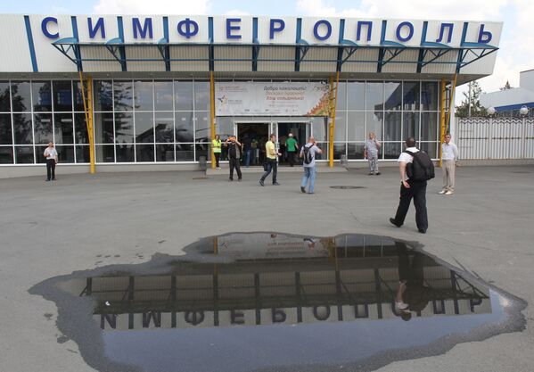 Hành khách ở lối vào sân bay Simferopol - Sputnik Việt Nam