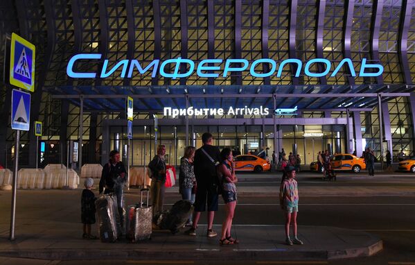Hành khách tại nhà ga Làn sóng Crưm, sân bay quốc tế Simferopol - Sputnik Việt Nam