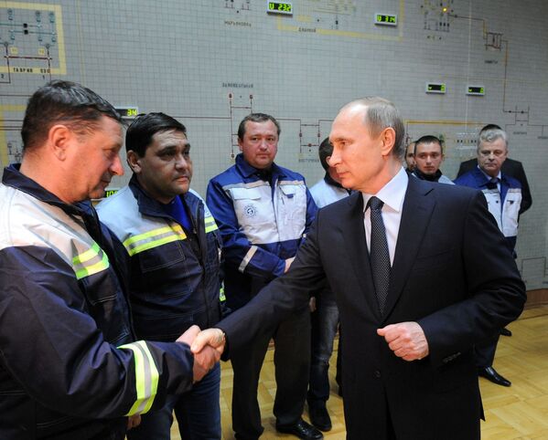 Tổng thống Nga Vladimir Putin dự khai trương nhịp đầu tiên của cây cầu năng lượng đến Crưm trong chuyến thăm công ty Crưm Energo, Simferopol - Sputnik Việt Nam