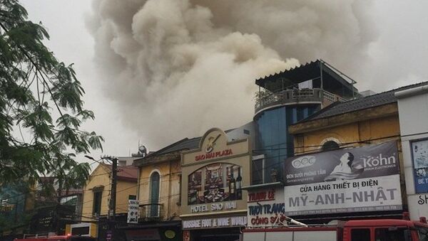 Đám cháy bùng phát tại khu vực phía sau khách sạn Sao Mai sáng ngày 17.3 - Sputnik Việt Nam