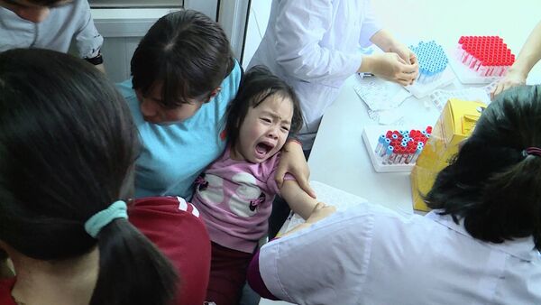 Trẻ đi xét nghiệm sán ở Bắc Ninh - Sputnik Việt Nam