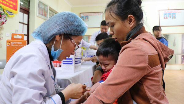 Tổ xét nghiệm lấy máu cho các cháu tại Trường Mầm non Thanh Khương, huyện Thuận Thành, tỉnh Bắc Ninh. - Sputnik Việt Nam