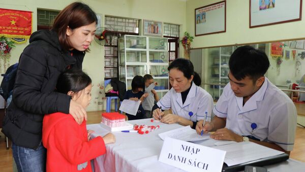 Các phụ huynh đợi xét nghiệm máu cho con tại Trường Mầm non Thanh Khương, huyện Thuận Thành, tỉnh Bắc Ninh. - Sputnik Việt Nam