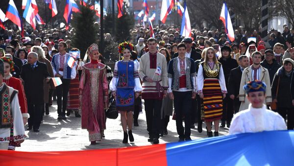 Праздничное шествие, посвященное 5-й годовщине Общекрымского референдума 2014 года и воссоединения Крыма с Россией, на одной из улиц в Симферополе - Sputnik Việt Nam