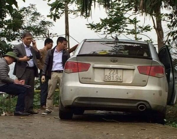Chiếc xe taxi bị cướp được tìm thấy tại xã Ngọc Hội (Chiêm Hoá, Tuyên Quang). Chiếc xe taxi bị cướp được tìm thấy tại xã Ngọc Hội (Chiêm Hoá, Tuyên Quang). - Sputnik Việt Nam