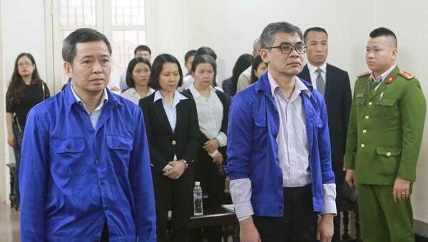 Bị cáo Võ Quang Huy (đứng bên trái, sinh năm 1961, nguyên Chánh kế toán VSP) và bị cáo Từ Thành Nghĩa (đứng bên phải, sinh năm 1962, nguyên Tổng Giám đốc VSP) tại phiên tòa. - Sputnik Việt Nam