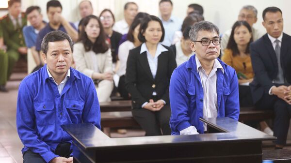 Bị cáo Võ Quang Huy (sinh năm 1961, nguyên Chánh kế toán VSP) và bị cáo Từ Thành Nghĩa (sinh năm 1962, nguyên Tổng Giám đốc VSP) và phiên tòa. - Sputnik Việt Nam