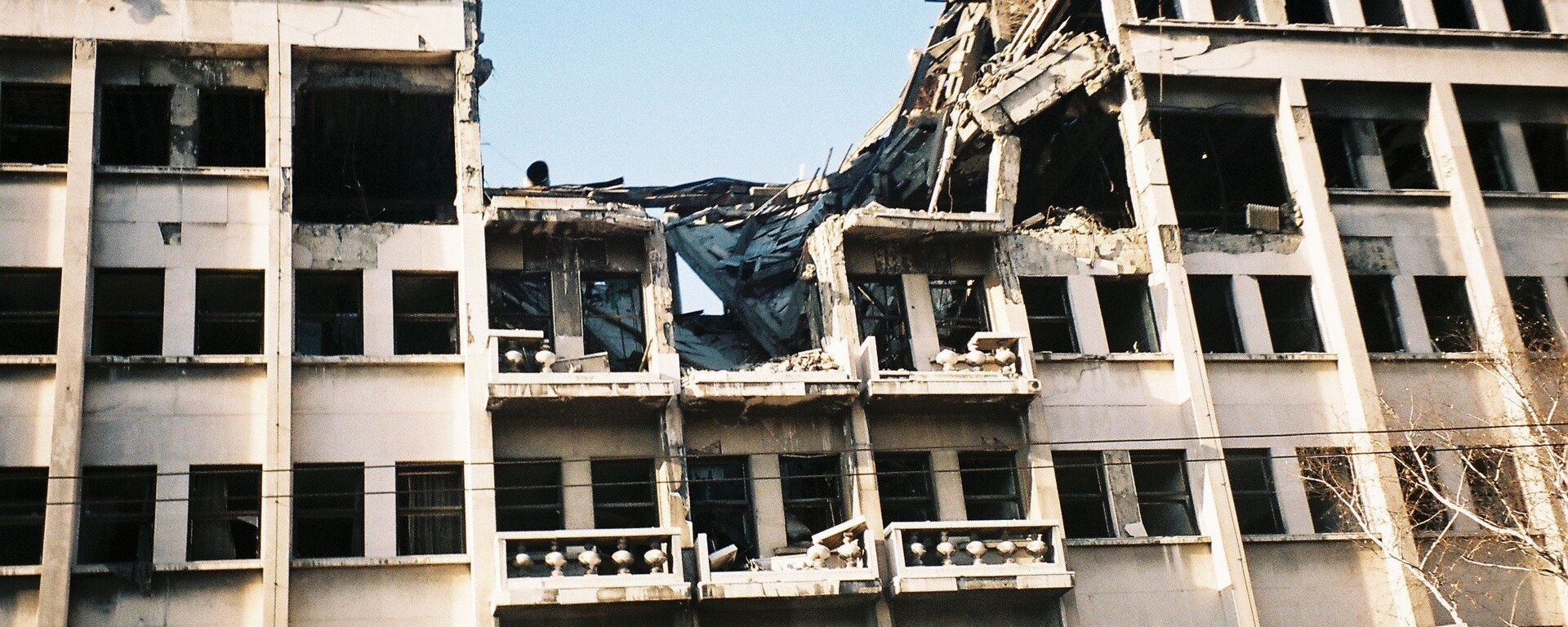 Sự tàn phá tòa nhà của Tổng cục Cảnh sát Liên bang ở Belgrade do vụ đánh bom của NATO  - Sputnik Việt Nam, 1920, 25.03.2024