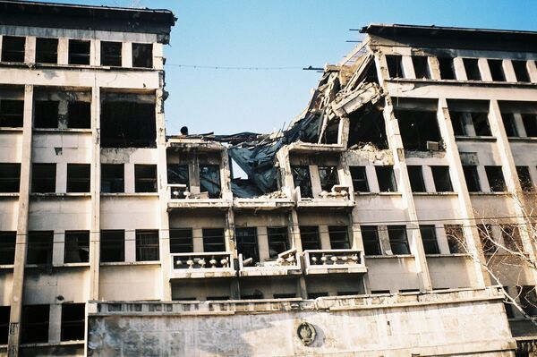 Sự tàn phá tòa nhà của Tổng cục Cảnh sát Liên bang ở Belgrade do vụ đánh bom của NATO  - Sputnik Việt Nam