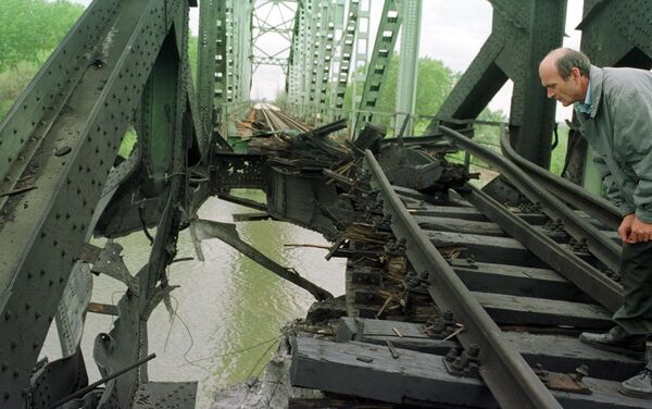 Cây cầu bị phá hủy sập xuống sông Sava ở Ostuzhnitsa, ngoại ô Belgrade  - Sputnik Việt Nam