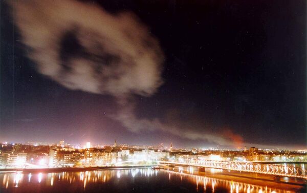 Khói bụi trên Novi Sad sau vụ đánh bom của NATO - Sputnik Việt Nam