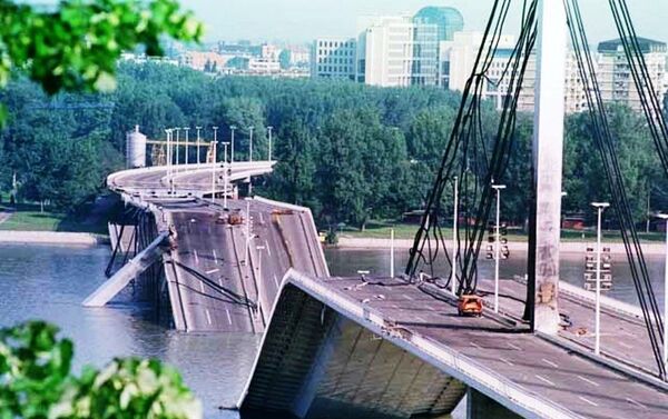 Cầu Tự do ở Novi Sad sau vụ không kích của NATO - Sputnik Việt Nam