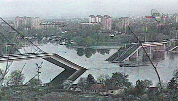 Cây cầu bắc qua sông Danube ở thành phố Novi Sad của Nam Tư bị phá hủy vì NATO không kích , tháng 3 năm 1999 - Sputnik Việt Nam