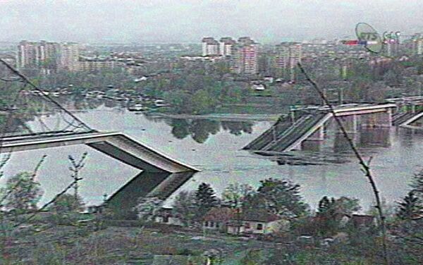 Cây cầu bắc qua sông Danube ở thành phố Novi Sad của Nam Tư bị phá hủy vì NATO không kích , tháng 3 năm 1999 - Sputnik Việt Nam
