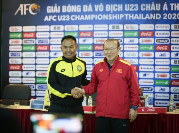 HLV trưởng đội tuyển Việt Nam (phải) và HLV trưởng đội Brunei bắt tay nhau trong buổi họp báo. Hai đội sẽ gặp nhau tại trận diễn ra vào ngày 22/3/2019 trên sân vận động Mỹ Đình (Hà Nội). - Sputnik Việt Nam