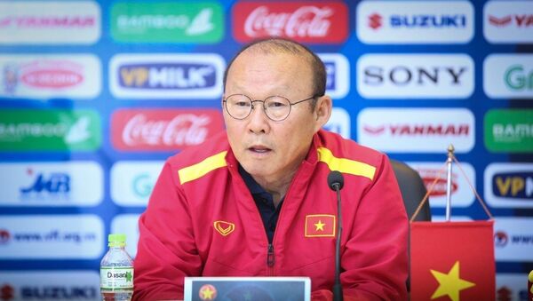 HLV trưởng đội tuyển Việt Nam, Park Hang seo tại buổi họp báo. - Sputnik Việt Nam