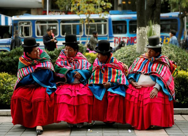 Phụ nữ dân tộc da đỏ Quechua nghỉ ngơi trong cuộc biểu tình bảo vệ cộng đồng Qhara Qhara ở thành phố La Paz, Bolivia - Sputnik Việt Nam