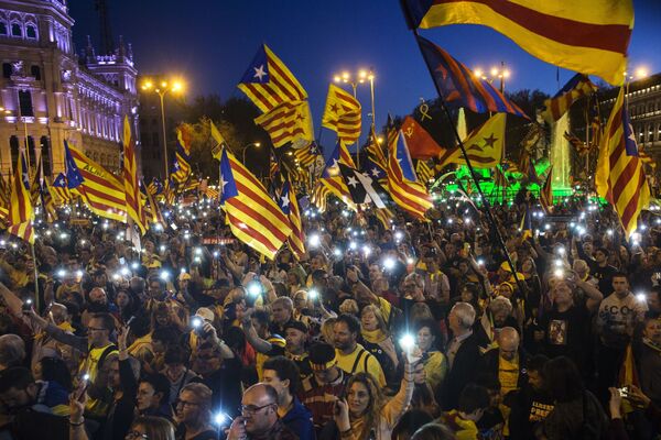 Những người tham gia cuộc biểu tình tại Madrid ủng hộ sự độc lập của Catalonia  - Sputnik Việt Nam